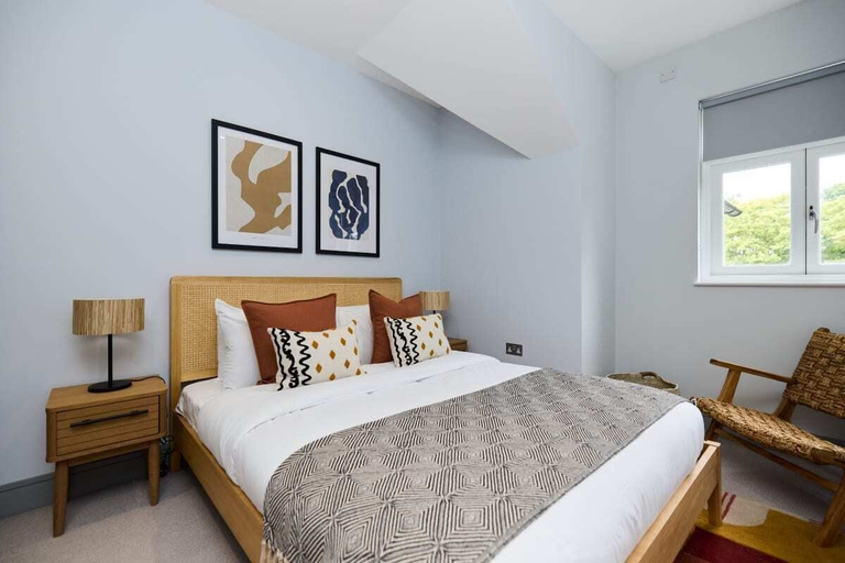 Bedroom 3, The Woodborough Place - Beckoning 2bdr Flat With Balcony, London