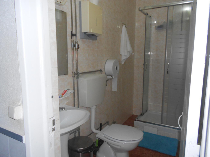 Bathroom 3, Crescent Rooms, Lisbon