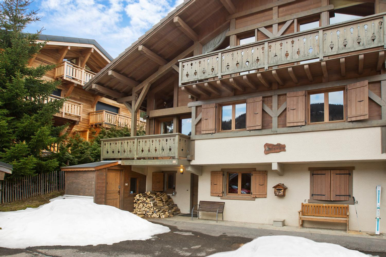Chalet Muguet Gauche with Hot Tub Sleeps 10 Central Morzine, Haute-Savoie