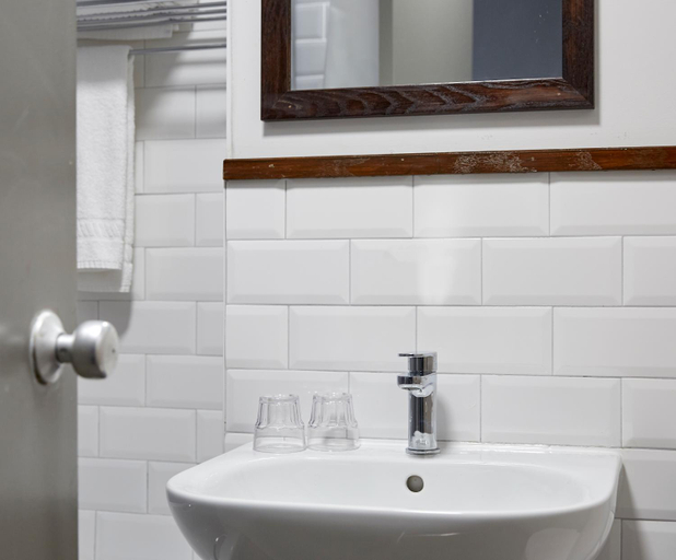 Bathroom 3, Ravensworth Arms Hotel by Good Night Inns, Gateshead