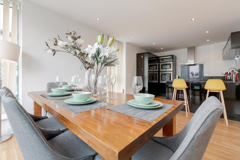 Others 4, Spacious Excel London Apartment with Balcony, River View and Parking Sleeps 8, London