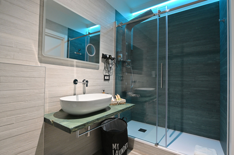 Bathroom 5, Vimini Corso Cavour City Center, Bari