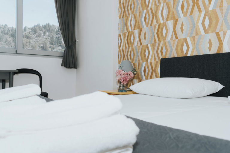 Bedroom 2, Hotel Tolero, Ploče