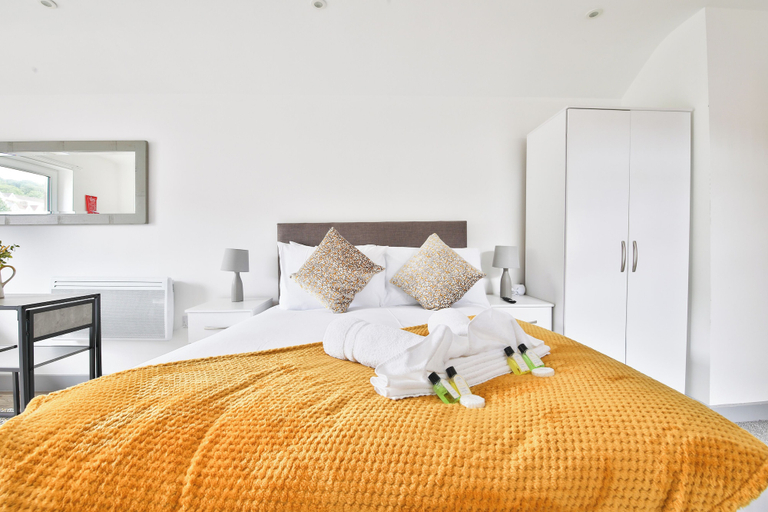 Bedroom 4, Stunning Studio In Converted Building, Swansea