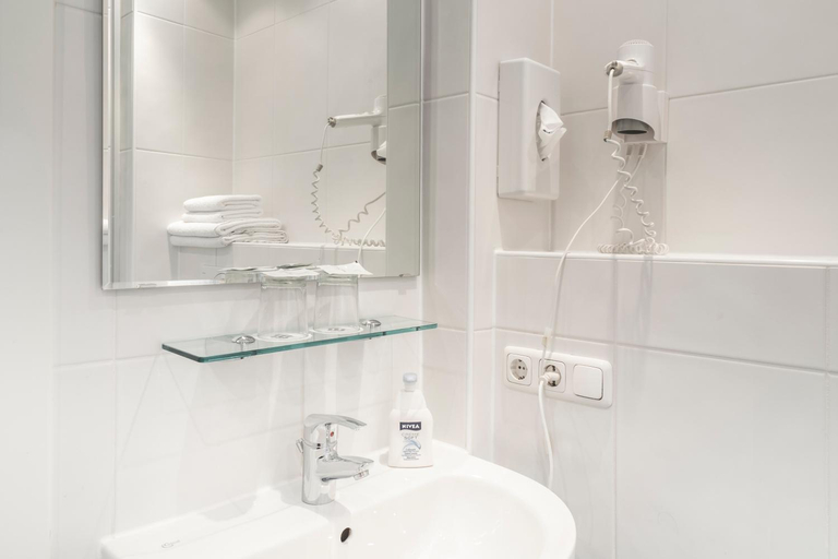 Bathroom 2, Flatista Boutique Hotel, München