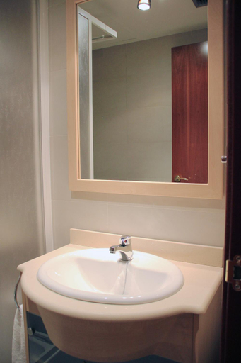 Bathroom 2, Alguera Apartments Industria, Barcelona