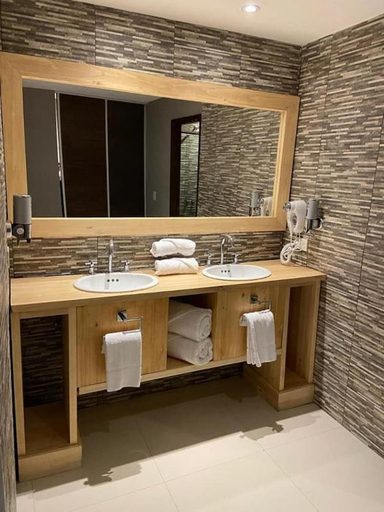 Bathroom 4, Howard Johnson By Wyndham Ezeiza Convention Center, Esteban Echeverría