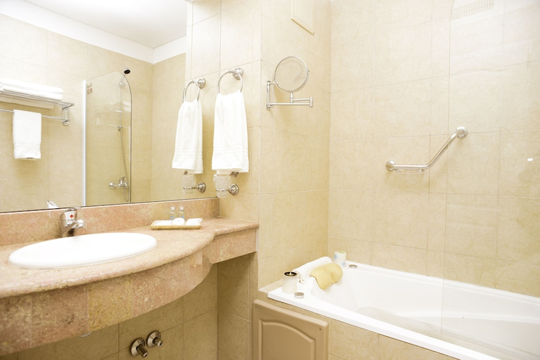 Bathroom 4, Yene Hue, Biedma