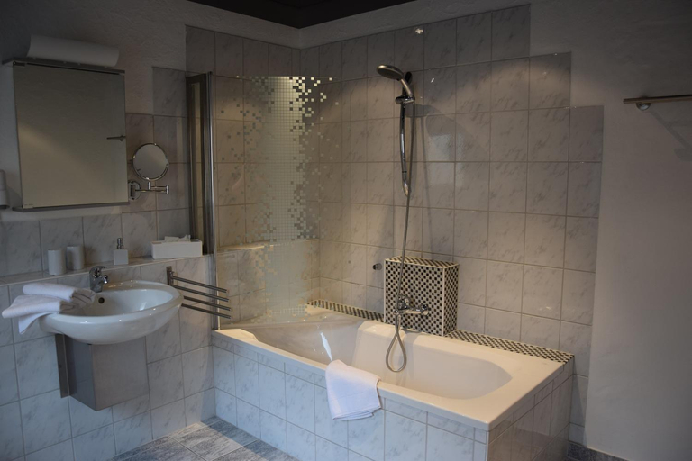 Bathroom 5, Weingut Manuel Sauer, Kitzingen