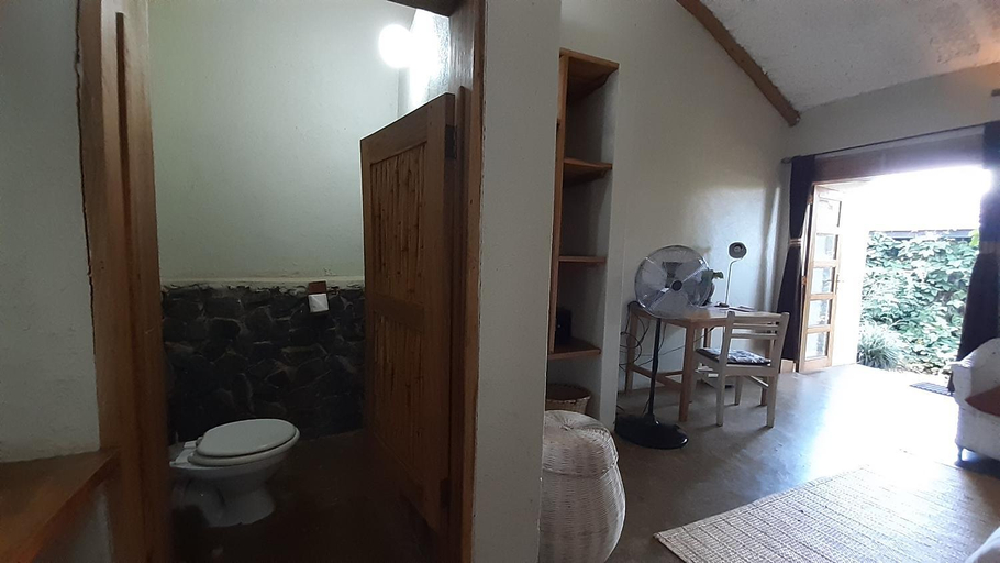 Bathroom 5, Gately Inn Entebbe, Entebbe