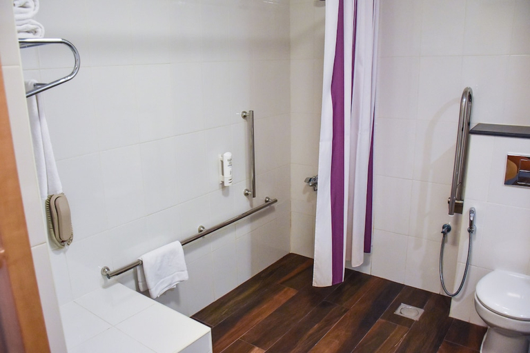 Bathroom 4, Premier Inn Silicon Oasis, Dubai