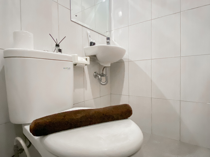 Bathroom 3, Simply Look Studio Monroe Tower Apartment By Travelio, Cikarang