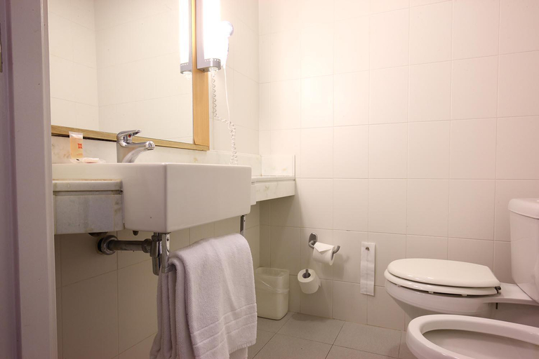 Bathroom 5, ibis Buenos Aires Obelisco, Distrito Federal