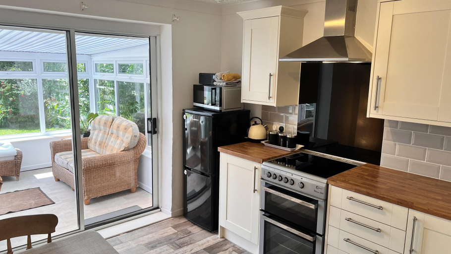 Private kitchen 2, 2 Bed Family Bungalow, Wifi, Parking, Garden, Dogs, Anglesey