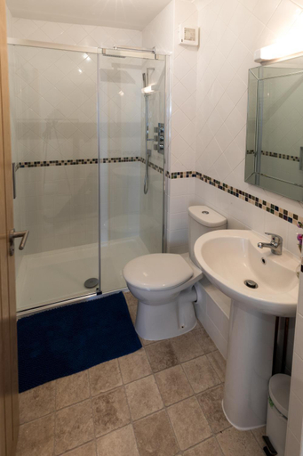 Bathroom 3, Beachside Apartment On The Beach, Isle of Wight