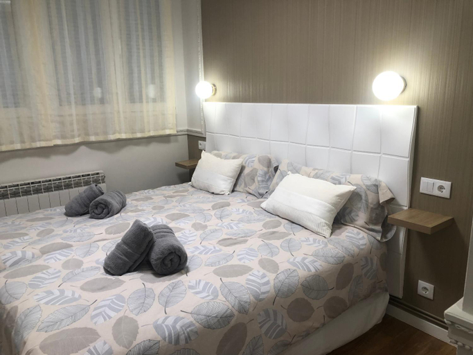 Bedroom 2, Alojamientos Castellana Jardin 1 y 2 PARKING Y PISCINA GRATIS!!, Burgos