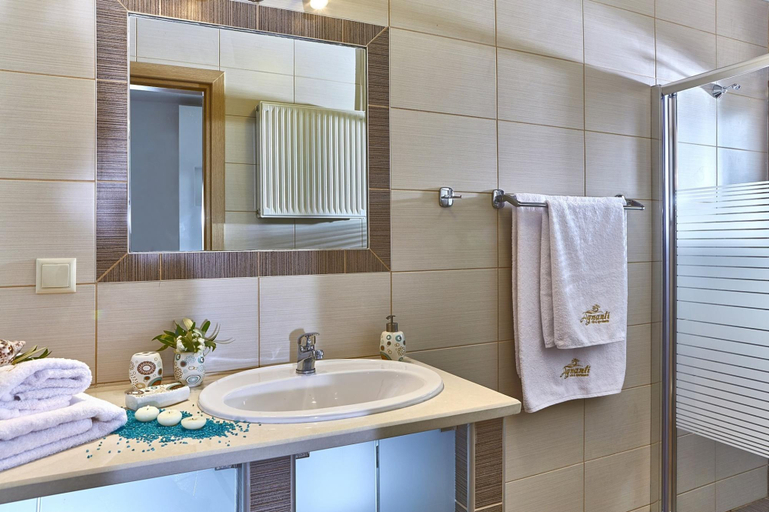 Bathroom, Bright Family Apartment With Shared Pool RU, Crete