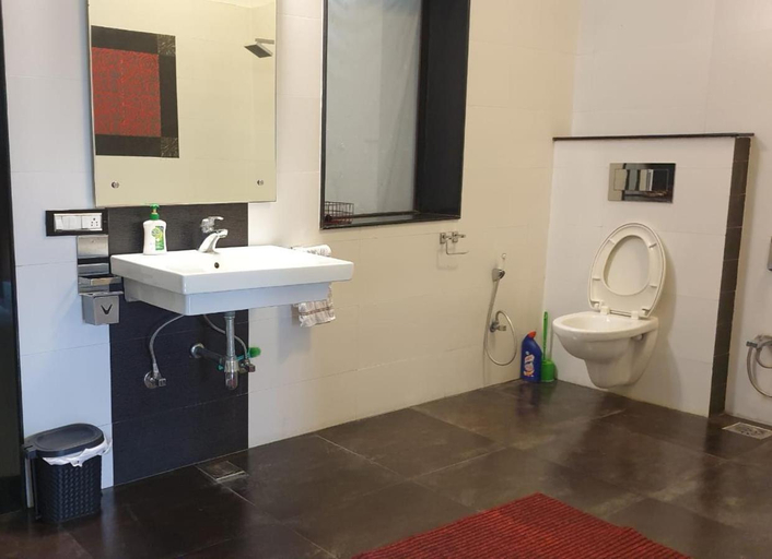 Bathroom 1, Lychee Bungalow, Dehradun