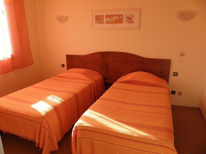 Bedroom 2, Le Barry, Tarn