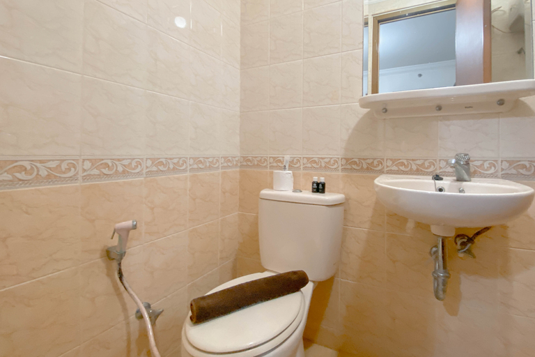 Bathroom 4, Spacious Luxury 2BR at Majesty Apartment By Travelio, Bandung