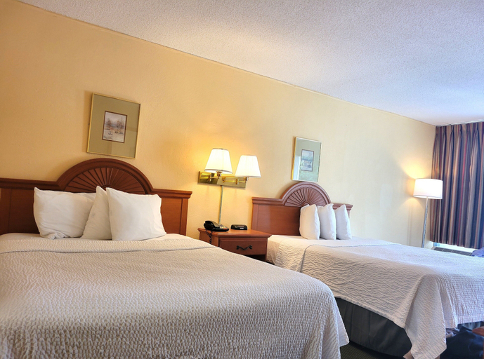 Bedroom 3, Days Inn by Wyndham Alexandria South, Fairfax