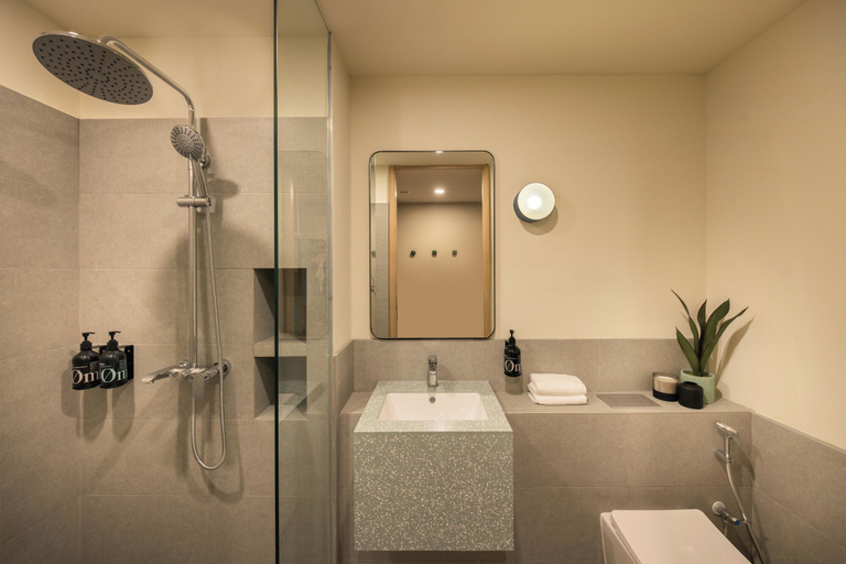 Bathroom 4, Alma House, Singapura