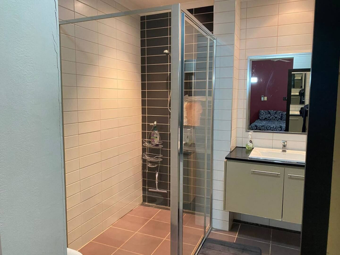 Bathroom, Katara on Cavenagh, Darwin