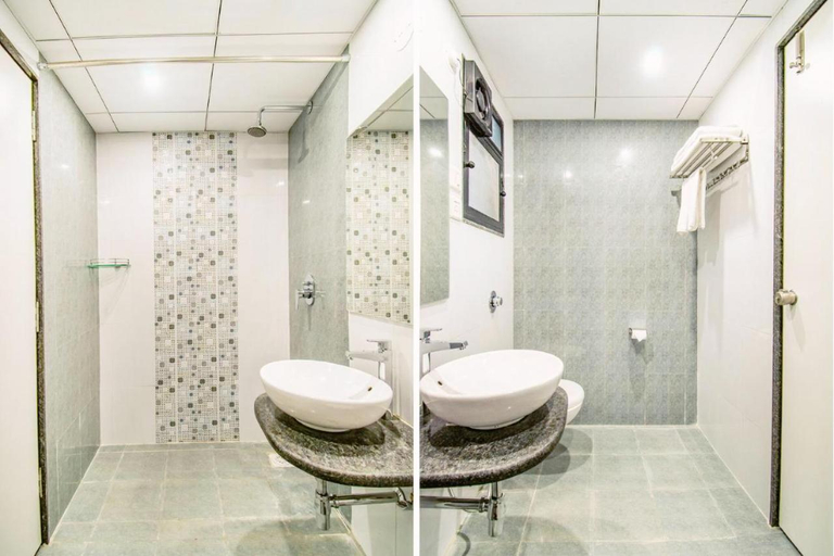 Bathroom 4, Magnus Square Business Hotel, Pune