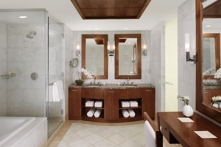 Bathroom 4, The Reef at Atlantis