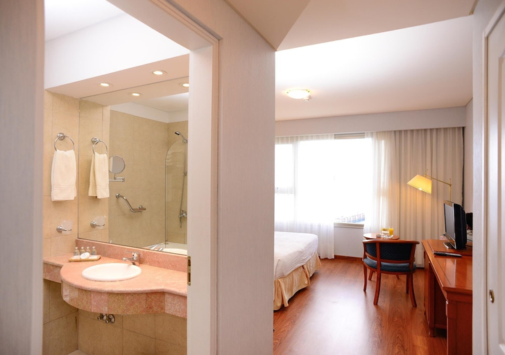 Bathroom 4, Yene Hue, Biedma