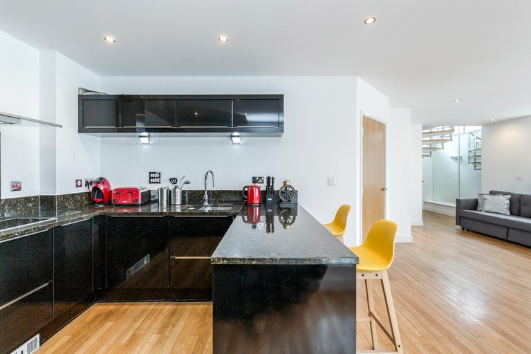 Others 5, Spacious Excel London Apartment with Balcony, River View and Parking Sleeps 8, London