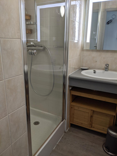 Bathroom 4, T3 proche d'Espelette dans domaine avec piscine, Pyrénées-Atlantiques