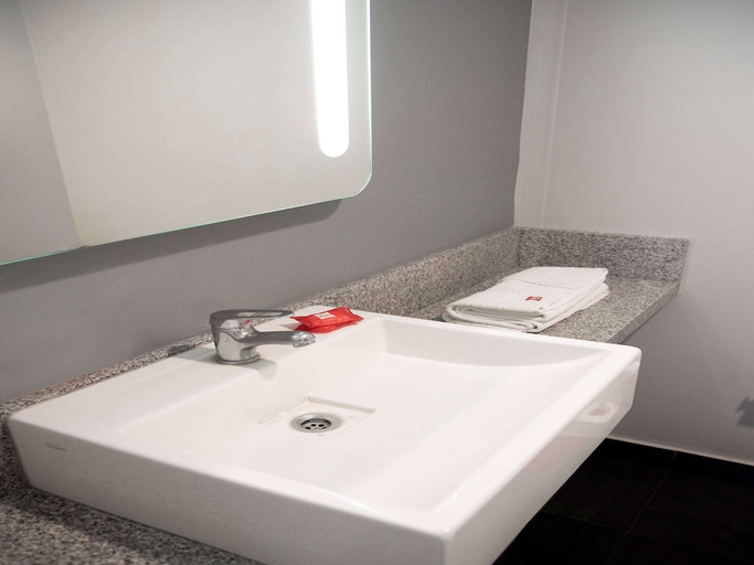 Bathroom 3, イビス ピラール, Pilar