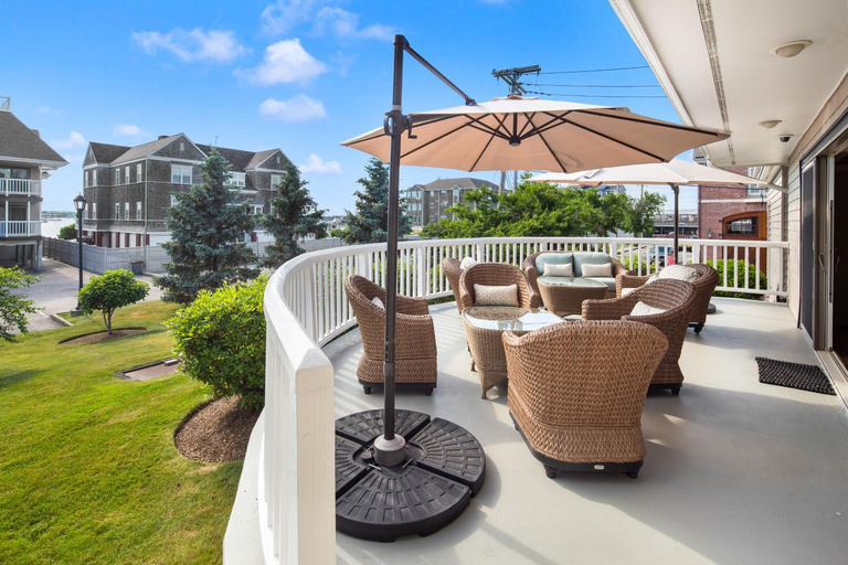 Others 5, Wellington Resort, Newport