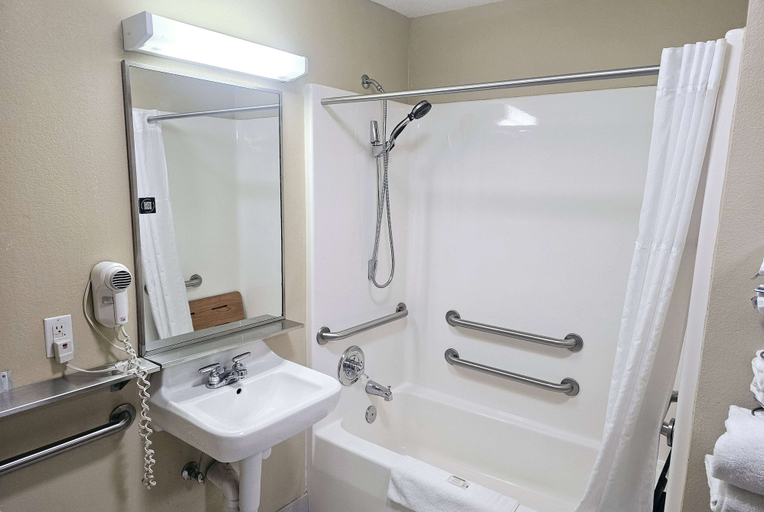 Bathroom 4, Baymont by Wyndham Rolla, Phelps