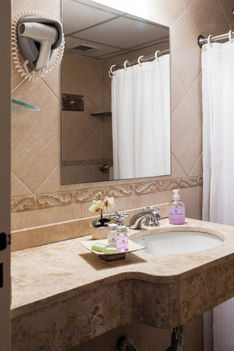 Bathroom 3, Mendoza Hotel, Capital