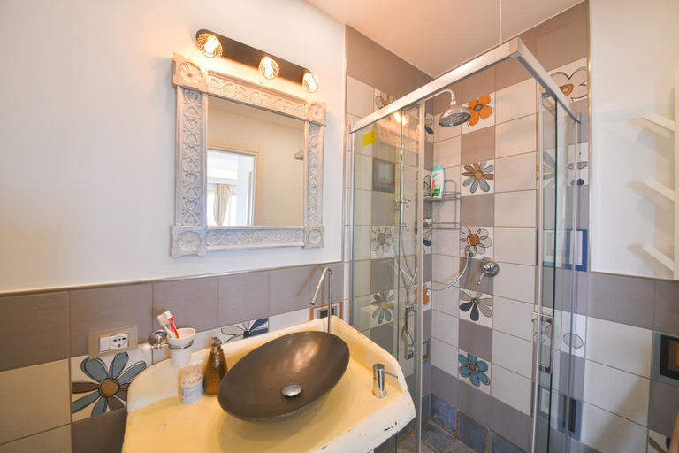 Bathroom 4, Belgodere di Mezzavia Apartments, Napoli