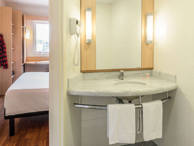 Bathroom 4, Ibis Blumenau, Blumenau