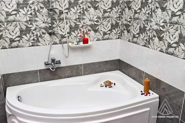 Bathroom 3, Luca Pyramids Inn, Kirdasah