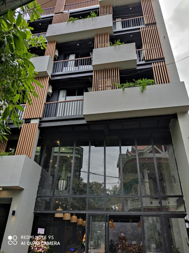 Exterior & Views