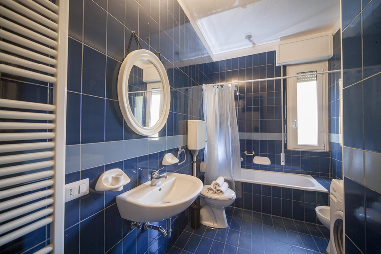 Bathroom 4, Hotel Colombo, Rimini