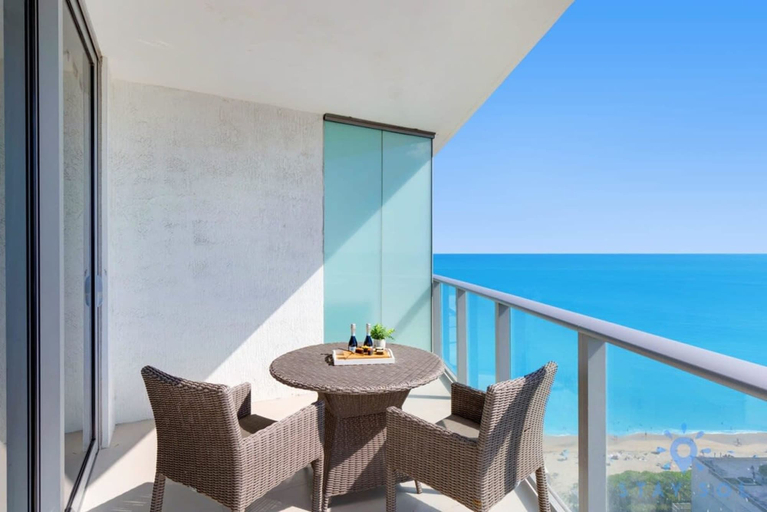Room 4, Rooftop Pool Oceanview Balcony Beachfront Resort, Broward