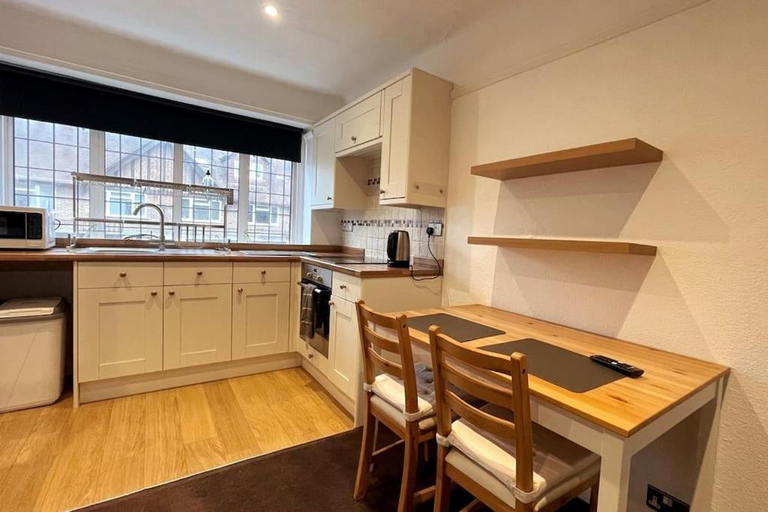 Others 5, One-Bedroom flat in Cheam Village, London