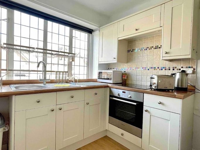 Others 4, One-Bedroom flat in Cheam Village, London