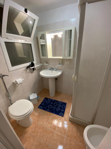 Bathroom 2, Al civico 6, Ragusa
