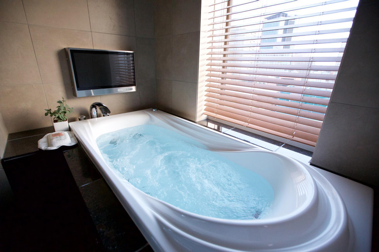Bathroom 19