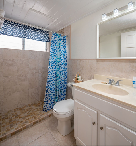 Bathroom 3, Worthing Court Apartment Hotel