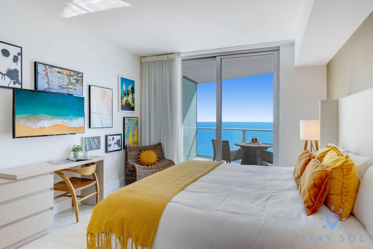 Room 5, Rooftop Pool Oceanview Balcony Beachfront Resort, Broward
