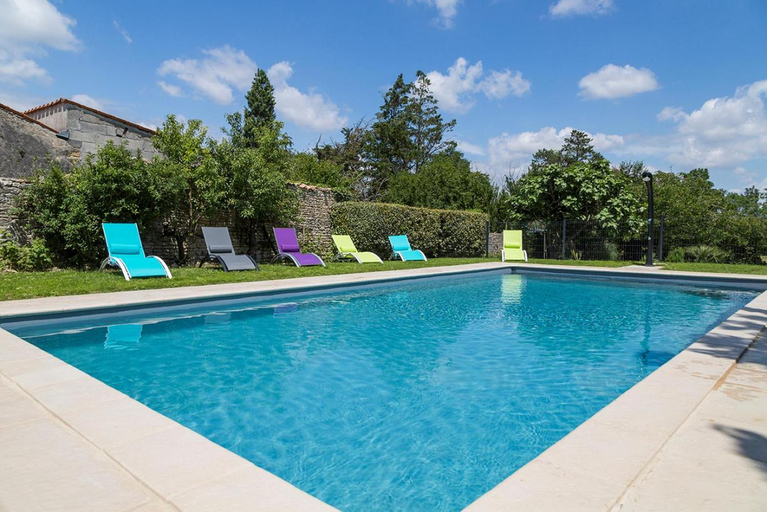 Sport & Beauty 2, L'enclos bleu, gite - marais poitevin avec piscine chauffee, Vendée