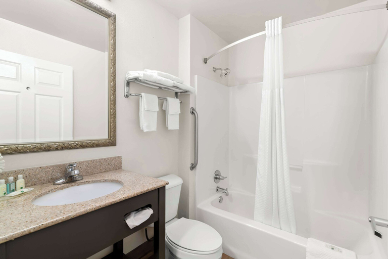 Bathroom 4, Quality Inn Merrimack - Nashua, Hillsborough